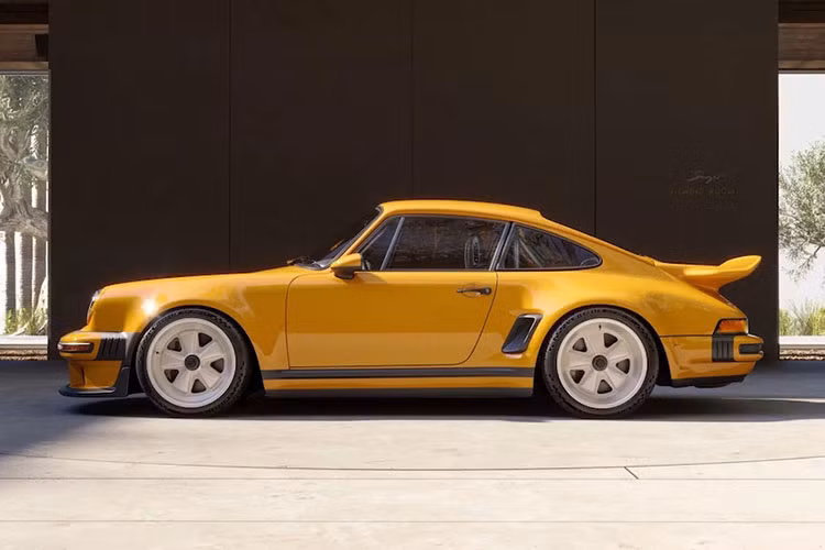 Porsche 911 Carrera Coupe Reimagined by Singer là phiên bản Super Sport Equipment hiếm hơn nhiều, hay Carrera SSE. Chiếc 911 này kết hợp động cơ hút khí tự nhiên 3.2 lít của Carrera với dè trước và sau rộng, cánh gió trước và sau lớn hơn cùng hệ thống phanh và hệ thống treo từ 911 930, hay còn gọi là chiếc 911 Turbo đầu tiên.