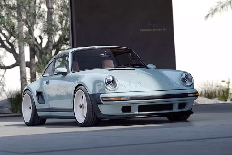 Mức giá xe Porsche 911 Carrera Coupe Reimagined by Singer không được công bố, nhưng theo truyền thống, khách hàng luôn phải xác định cầm chắc trong tay khoảng trên 1 triệu USD mới có thể sở hữu một chiếc 911 từ Singer.