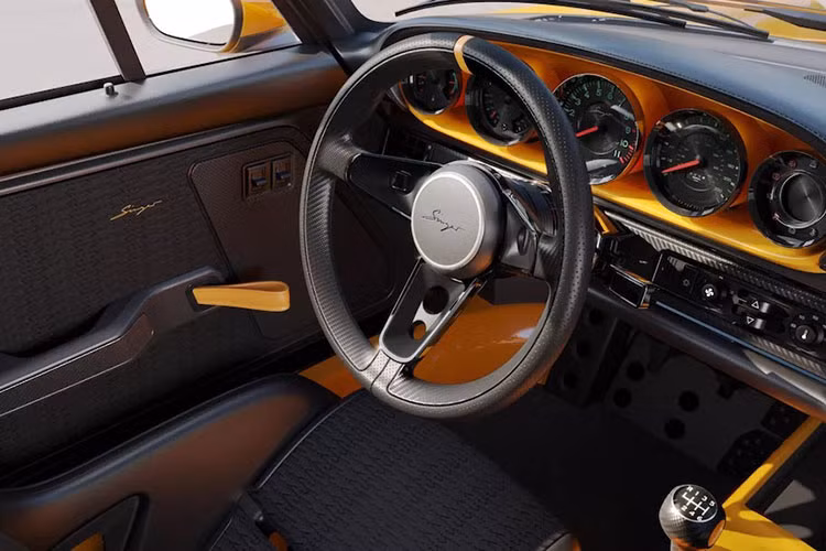 Được phát triển chung với Cosworth - một cái tên khác cũng chuyên phát triển động cơ xe đua F1, cỗ máy này tạo ra công suất 420 mã lực, tua máy đến 8.000 vòng/phút và được kết nối với hộp số sàn 6 cấp chỉ dẫn động bánh sau.