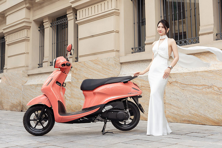 Nguoi dep Le Bong do dang xe ga Yamaha Grande sieu tiet kiem xang