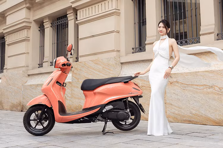 Nguoi dep Le Bong do dang xe ga Yamaha Grande sieu tiet kiem xang