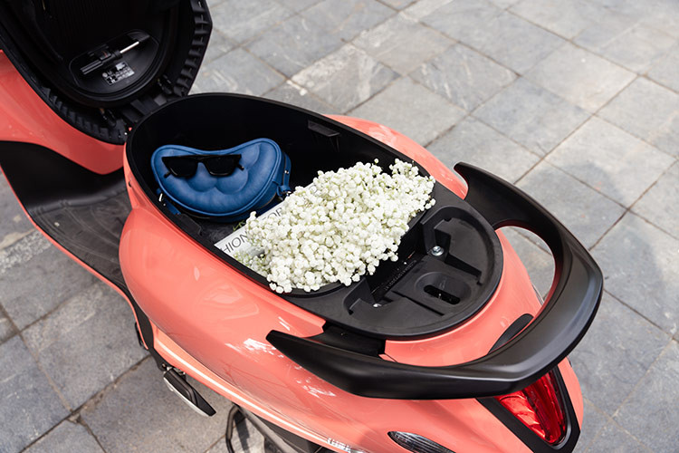 Nguoi dep Le Bong do dang xe ga Yamaha Grande sieu tiet kiem xang-Hinh-4