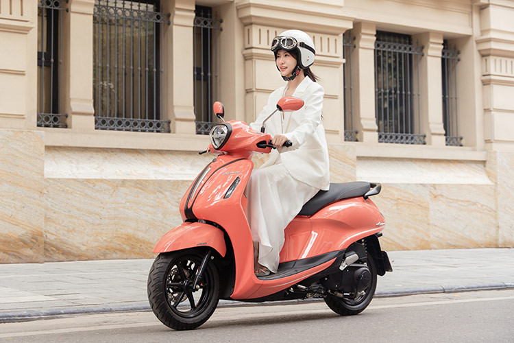 Nguoi dep Le Bong do dang xe ga Yamaha Grande sieu tiet kiem xang-Hinh-3