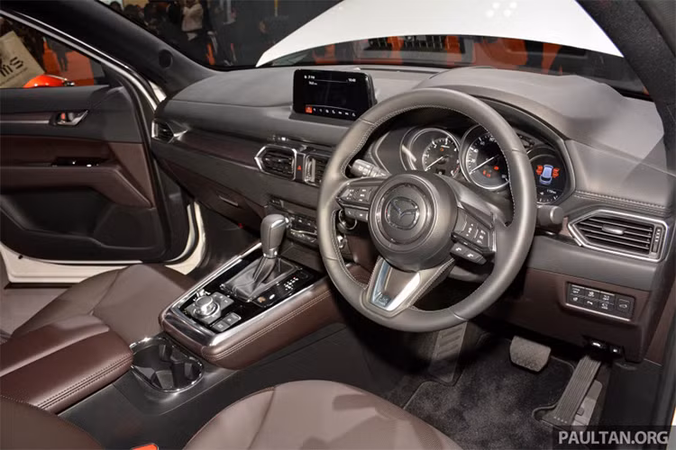 Nội thất Mazda CX-8 chú trọng vào cảm giác thoải mái và tiện nghi cho người dùng. Ghế ngồi loại 6 ghế và 7 ghế với thiết kế ôm người ngồi và được bọc da cao cấp. Hệ thống cách âm cũng được cải tiến. Nội thất xe sử dụng nhiều chi tiết được sử dụng nguyên liệu da Nappa và các đường viền mạ hợp kim sang trọng.