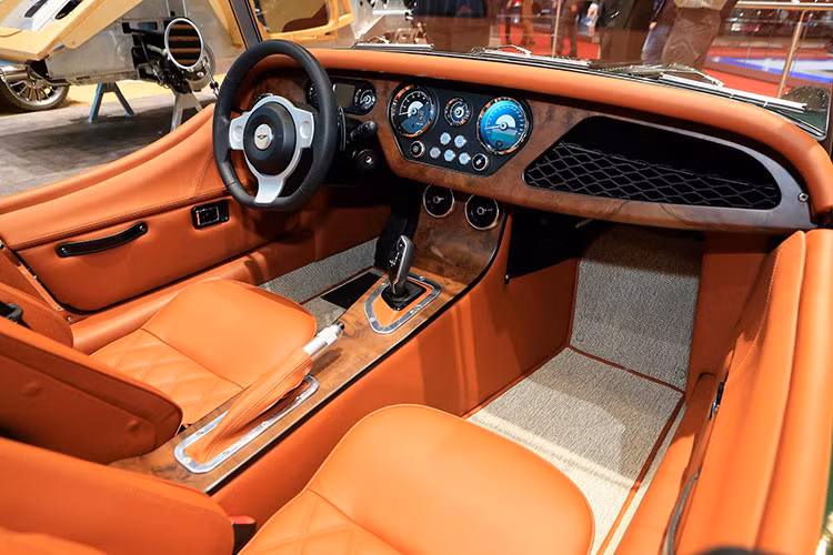 Về dòng xe Plus Six, đây là phiên bản tiếp nối dòng Morgan Plus 8 nhưng lại cho thấy Morgan đã bớt chút bảo thủ khi bên cạnh gỗ tần bì họ còn kết hợp thêm nền tảng nhôm mới giúp tăng độ cứng xoắn thêm 100 phần trăm và trọng lượng của xe giảm 100 kg.