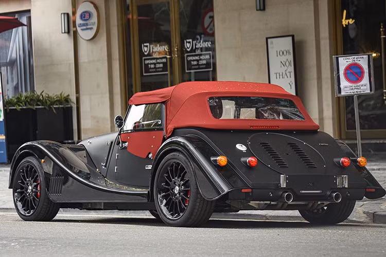 Morgan Plus Six có thể tăng tốc từ vị trí xuất phát lên 100 km/h chỉ trong vòng thời gian 4,2 giây trước khi đạt vận tốc tối đa 267 km/h. Mức giá xe Morgan Plus Six chính hãng tại Việt Nam khoảng hơn 8 tỷ đồng.