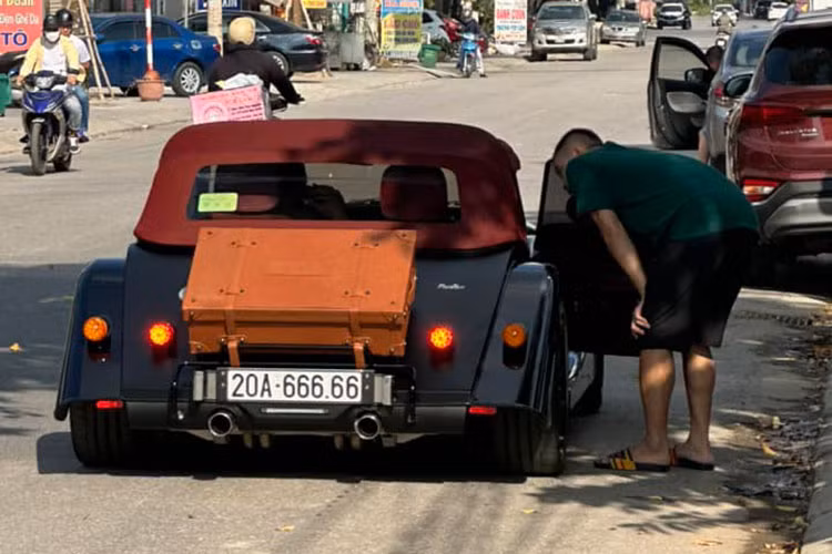 Đằng sau của chiếc xe Morgan Plus Six hàng hiếm này có chất 1 vay màu da bò. Nội thất xe có màu đỏ cùng các điểm nhấn như kim loại hay gỗ, công nghệ trong xe Morgan Plus Six có lẽ là hộp số tự động 8 cấp ZF.