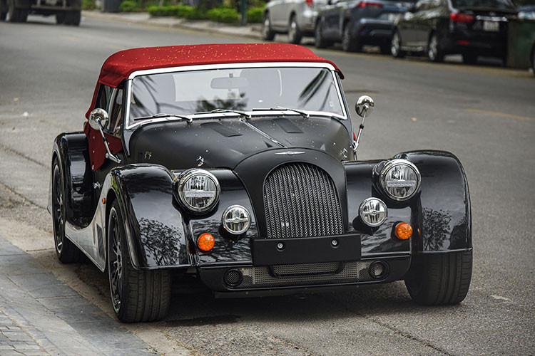 Không chỉ sở hữu động cơ mạnh mẽ và hộp số chuyển số nhanh, Plus Six còn có trọng lượng siêu nhẹ, chỉ vỏn vẹn 1.075 kg với bản tiêu chuẩn và nặng hơn chút khi lắp thêm phụ kiện.