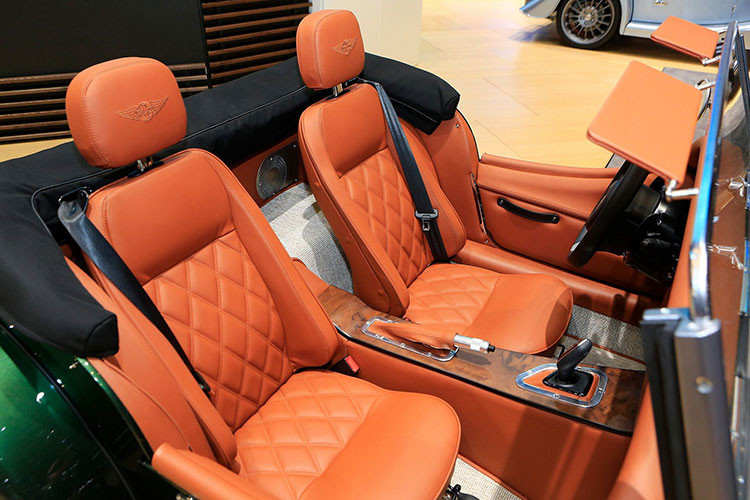 Chiếc xe Morgan Plus Six ở Thái Nguyên ngoài màu đen nhám ra còn có điểm nhấn khi sở hữu kiểu mui mềm màu đỏ, đóng và mở "bằng cơm" tức người lái phải tự tay tháo ra hoặc đóng mui lại.