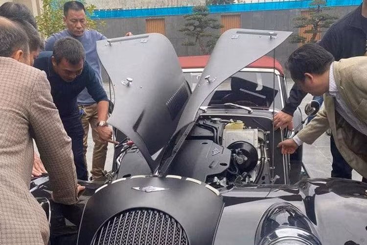 Đồng hành cùng hộp số tự động 8 cấp trên Morgan Plus Six là khối động cơ 6 xi-lanh thẳng hàng, dung tích 3.0 lít, tăng áp, sản sinh ra công suất tối đa lên đến 335 mã lực và mô men xoắn cực đại là 500 Nm lấy từ mẫu xe thể thao mui trần BMW Z4 hay Toyota Supra thế hệ mới đã xuất hiện tại Việt Nam.