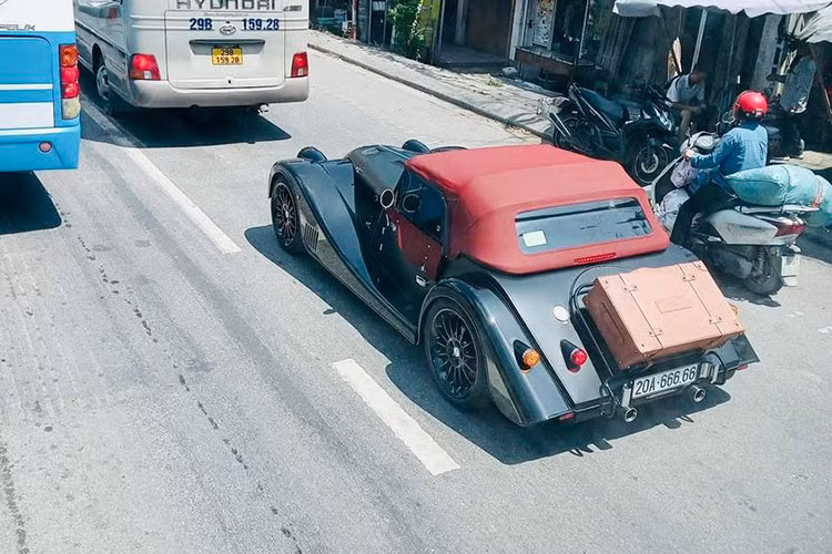 Hiện số lượng xe sang phong cách hoài cổ - Morgan Plus Six đang lăn bánh tại Việt Nam đâu đó hơn 15 chiếc dù giá bán không rẻ, từ 8 tỷ đồng, và xe mang màu đen nhám như chiếc xuất hiện tại Thái Nguyên khá ít, dường như chỉ có đúng 1 chiếc xuất hiện.