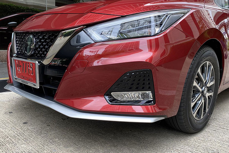 Đuôi xe cũng được trau chuốt lại để tăng thêm tính thể thao nhờ chi tiết cản sau được ốp mảng nhựa tối màu và trang trí màu bạc. Tên xe cũng được đặt sang phải để phân biệt với các phiên bản khác. Xe có kích thước DxRxC lần lượt là 4.495 x 1.740 x 1.460 mm, chiều dài cơ sở 2.620 mm.