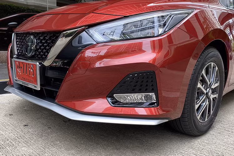 Đuôi xe cũng được trau chuốt lại để tăng thêm tính thể thao nhờ chi tiết cản sau được ốp mảng nhựa tối màu và trang trí màu bạc. Tên xe cũng được đặt sang phải để phân biệt với các phiên bản khác. Xe có kích thước DxRxC lần lượt là 4.495 x 1.740 x 1.460 mm, chiều dài cơ sở 2.620 mm.