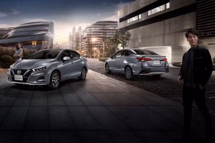 Mặc dù vậy, mẫu sedan hạng B của Nissan sẽ không có lẫy chuyển số như Toyota Vios RS hay Honda City Rs mà chỉ có chế độ lái Sport tích hợp trên cần số giúp xe mang lại cảm giác lái thể thao được tốt hơn. Dự đoán xe sẽ ra mắt tại thị trường Việt Nam với 4 phiên bản nhiều hơn thị trường Malaysia 1 phiên bản, ít hơn thị trường Thái Lan 1 phiên bản.