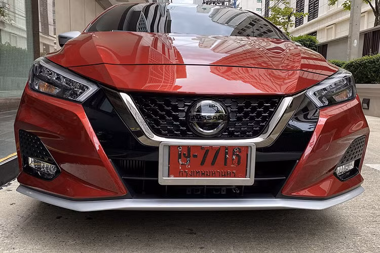 Gói phụ kiện Sportech là sản phẩm của thương hiệu Autech thuộc hãng Nissan. Cụ thể, với gói độ thể thao này, phiên bản Nissan Almera Sportech 2021 mới sẽ được bổ sung cánh lướt gió phía trước mạ bạc. Ở phía sau, chiếc xe mới có thêm cánh gió nhỏ tích hợp vào nắp cốp và sơn màu giống thân xe.