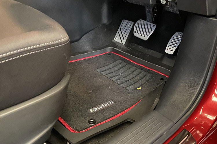 Tất cả các phiên bản Nissan Almera Sportech 2021 sẽ sử dụng một cấu hình động cơ hoàn toàn mới. Động cơ tăng áp 1.0L cho công suất tối đa 100 mã lực và mô-men xoắn cực đại 152 Nm. Đi cùng đó là hộp số vô cấp CVT Xtronic với tính năng giả lập cấp số.