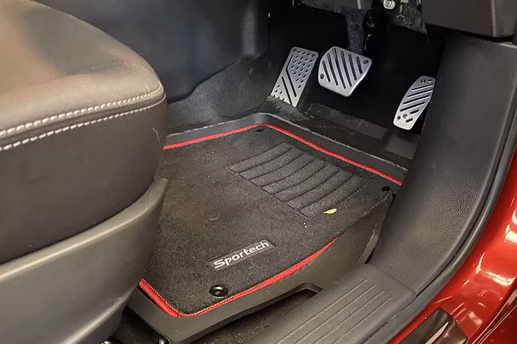 Tất cả các phiên bản Nissan Almera Sportech 2021 sẽ sử dụng một cấu hình động cơ hoàn toàn mới. Động cơ tăng áp 1.0L cho công suất tối đa 100 mã lực và mô-men xoắn cực đại 152 Nm. Đi cùng đó là hộp số vô cấp CVT Xtronic với tính năng giả lập cấp số.