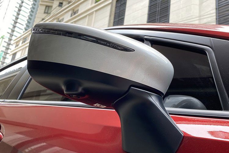 So với phiên bản tiêu chuẩn, gói độ Sportech cho Nissan Almera 2021 sẽ tạo cho phần đầu xe trông thể thao hơn nhờ phần hốc đèn sương mù được mở rộng, đồng thời cản trước bổ sung thanh ốp trang trí màu bạc thể thao. Ở phiên bản này xe sẽ sử dụng bộ mâm xe hợp kim 15 inch có thiết kế 5 chấu kép và sơn 2 màu khá nổi bật.