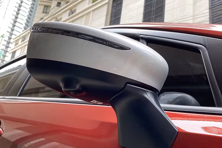 So với phiên bản tiêu chuẩn, gói độ Sportech cho Nissan Almera 2021 sẽ tạo cho phần đầu xe trông thể thao hơn nhờ phần hốc đèn sương mù được mở rộng, đồng thời cản trước bổ sung thanh ốp trang trí màu bạc thể thao. Ở phiên bản này xe sẽ sử dụng bộ mâm xe hợp kim 15 inch có thiết kế 5 chấu kép và sơn 2 màu khá nổi bật.