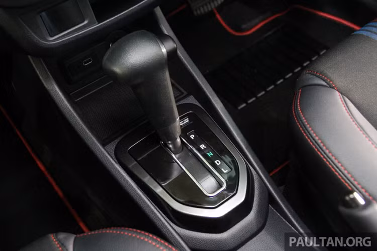 Proton trang bị cho Iriz 2 phiên bản động cơ gồm bản 1,3 lít công suất 94 mã lực và bản 1,6 lít công suất 107 mã lực. Cả hai đều sử dụng công nghệ điều khiển van biến thiên VVT. Tùy chọn số sàn 5 cấp hoặc tự động CVT. Thử nghiệm trên đường hỗn hợp, Iriz bản số sàn cho mức tiêu hao nhiên liệu 6,6 lít/100 km, còn bản số tự động là 7,4 lít.