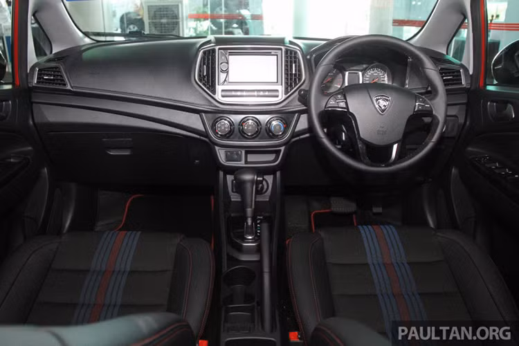 Nội thất xe thiết kế trên xe được trang bị khá đơn giản nhưng có nhiều tiện nghi khiến bạn phải ngạc nhiên. Xe trang bị vô lăng trợ lực điện 3 chấu, hệ thống âm thanh 2-DIN hỗ trợ kết nối Bluetooth, USD và AUX, khởi động nút bấm Start Stop, điều hòa tự động... Đầu DVD sẽ là trang bị tùy chọn cho các phiên bản của Proton Iriz.