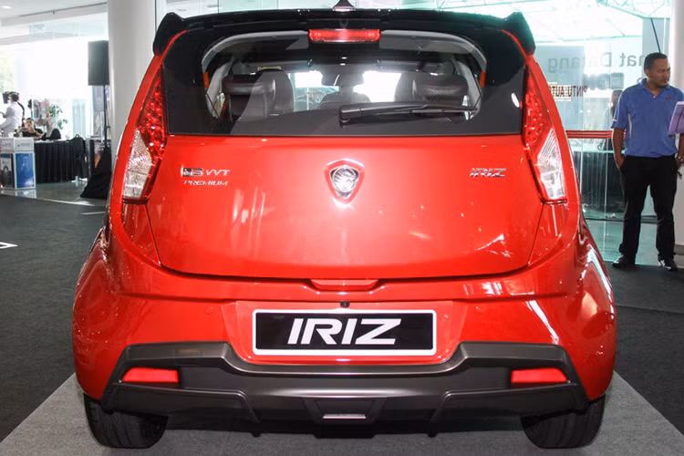 Iriz có kích thước dài 3.905 mm, rộng 1.720 mm, cao 1.550 mm và chiều dài cơ sở 2.555 mm. So với Hyundai Grand i10, Iriz dài hơn 140 mm, rộng hơn 60 mm và cao hơn 30 mm. Dung tích khoang chứa đồ ở mức 215 lít, nhỏ hơn Ford Fiesta 61 lít. Kích thước của chiếc xe cỡ nhỏ Iriz này tương đương với Mitsubishi Mirage.