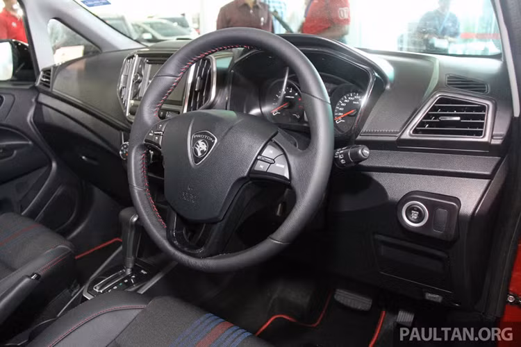 Ngoài ra, theo hãng Proton, phiên bản Iriz 2017 mới còn được thiết kế êm ái và yên tĩnh hơn hơn trước nhờ hệ thống xả Faurecia mới của Pháp cùng những giải pháp cách âm chất lượng cao hơn. Hãng Proton khẳng định tiếng ồn lọt vào bên trong nội thất của Iriz 2017 đã giảm 5 dB.