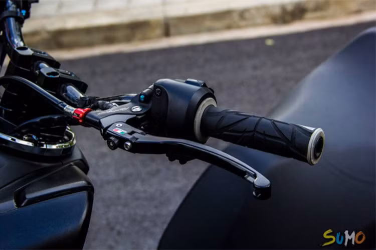 Trên chiếc xe tay ga Honda cỡ lớn này, chủ xe đã trang bị bao tay Spider góc cạnh hơn thương hiệu hơn mà còn rất bám tay và êm ái. Trang bị cùm tay côn TWM một món đồ chơi cao cấp đến từ Ý được khá nhiều dân chơi xe côn sử dụng - tích hợp với đó là khả năng chống gãy và phần tay có rãnh cho gió lùa qua mang tính khí động học.