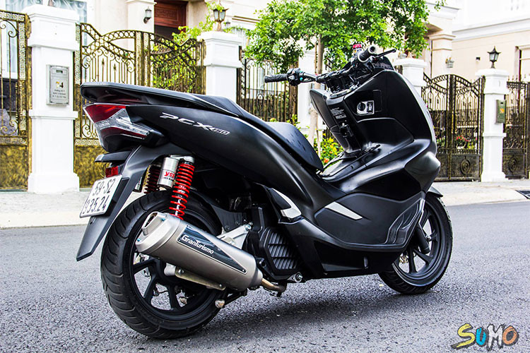 PCX hướng đến khách hàng nam giới trung niên muốn có một mẫu xe thiết kế nam tính, di chuyển thuận tiện khi đi cùng gia đình - chính vì vậy việc độ lại chiếc xe với hàng loạt đồ chơi giúp nó trẻ trung và năng động hơn. Giá xe Honda PCX 150 tại Việt Nam là 70,5 triệu đồng, nhưng chiếc xe trong bài viết này được độ đồ chơi còn cao hơn cả giá mua xe.