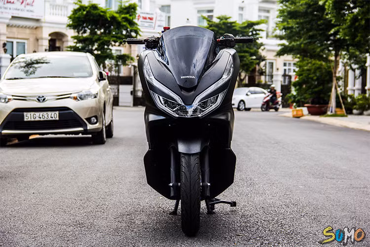 Món đồ chơi đầu tiên cho xe là cùm tay thắng Brembo RCS Corsa Corta là phiên bản nâng cấp đời tiếp theo của mẫu RCS 19 ra đời vào khoảng đầu năm 2018 - đi kèm cùng bình dầu rời Brembo màu xám khối và ống dầu đỏ trong suốt nhìn rất ảo diệu. Pat giữ dây dầu cũng được làm bằng chất liệu Titan với khả năng chịu nặng tốt hơn.