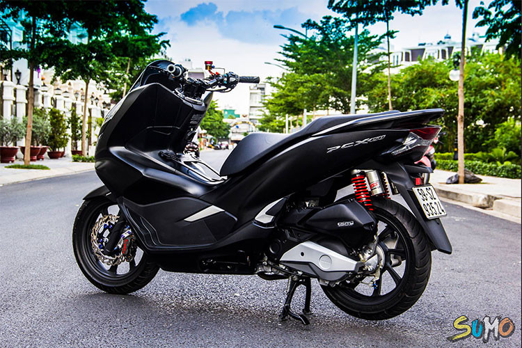 Khoác cho mình bộ cánh đen nhám vô cùng lịch lãm rất phù hợp với kiểu dáng và thiết kế của một chiếc maxi scooter - ngoài ra chủ xe còn tinh tế thiết kế lại dàn ghi đông cho chiếc Honda PCX 2018 độ khủng này không thua kém gì các chiếc xe phân khối lớn khác hiện nay.