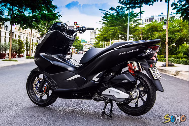 Khoác cho mình bộ cánh đen nhám vô cùng lịch lãm rất phù hợp với kiểu dáng và thiết kế của một chiếc maxi scooter - ngoài ra chủ xe còn tinh tế thiết kế lại dàn ghi đông cho chiếc Honda PCX 2018 độ khủng này không thua kém gì các chiếc xe phân khối lớn khác hiện nay.