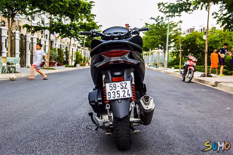 Ở phía dàn chân trước ta sẽ thấy các thương hiệu đồ chơi như dây dầu Earl's cùng chiếc đĩa thắng Braketech - Ngoài ra ta chủ nhân của chiếc xe còn trang bị cho nó heo dầu Brembo 4 pis đối xứng được bắt vào hệ thống treo thông qua một pat heo được CNC đẹp mắt và vô cùng chuẩn xác.