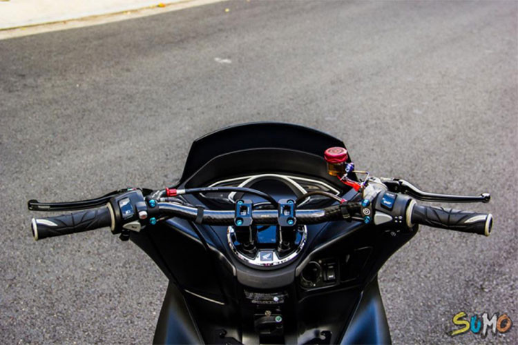 Tay lái của xe cũng đã được độ lại với chất liệu cảbon nhẹ nhàng hơn. Trên bình dầu Brembo ta sẽ thấy thêm nắp bình dầu được ngoài chất liệu CNC ra thì phần logo Brembo được làm bằng sợi Carbon, chình vì lẽ đó các mẫu nắp này thường có giá bán khá cao trên thị trường.