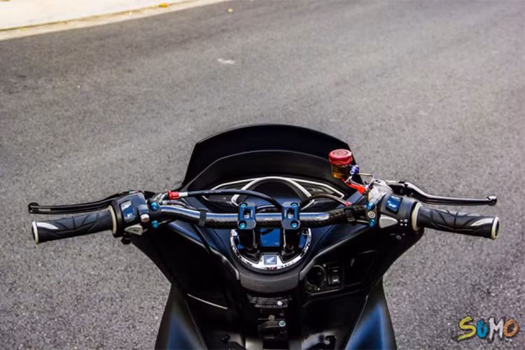 Tay lái của xe cũng đã được độ lại với chất liệu cảbon nhẹ nhàng hơn. Trên bình dầu Brembo ta sẽ thấy thêm nắp bình dầu được ngoài chất liệu CNC ra thì phần logo Brembo được làm bằng sợi Carbon, chình vì lẽ đó các mẫu nắp này thường có giá bán khá cao trên thị trường.