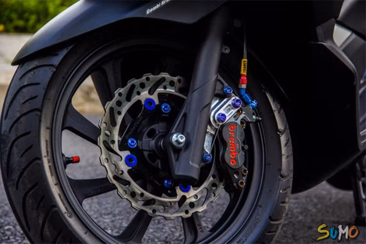 Trang bị cho hệ thống treo sau một cặp phuộc YSS kết hợp cùng bình dầu rời xuất xứ từ Thái Lan - ống xả zin được bỏ đi thay vào đó là pô Granturismo là dòng pô độ nổi tiếng của hãng pô Ý Leovince cho âm thanh chắc chắn và giúp cho chiếc xe tay ga này tăng thêm sức mạnh.