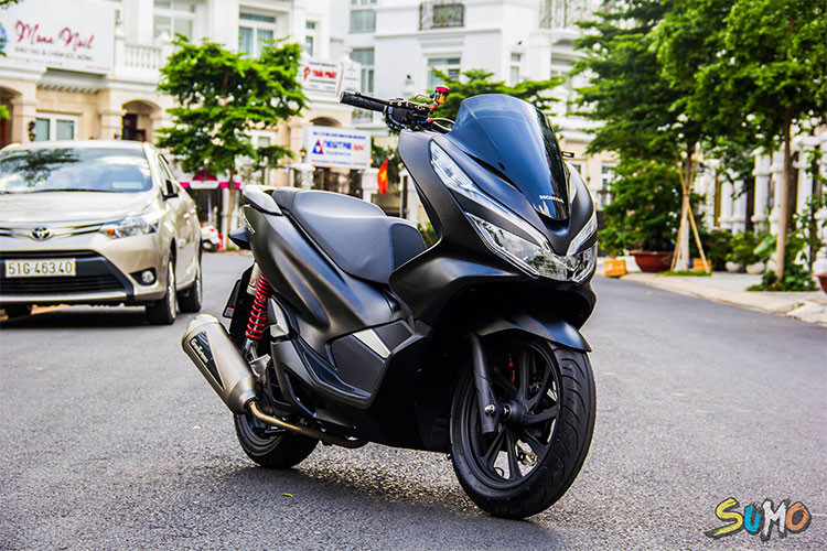 Thiết kế và tính năng của mẫu xe ga Honda PCX 2018 đã thay đổi khá nhiều so với trước, khiến dòng xe này bỗng trở nên hot lại sau nhiều năm. Và để tạo nên sự phá cách cho chiếc tay ga của mình, một tay độ xe ở Sài Gòn đã lột xác chiếc PCX độ theo một phong cách vô cùng ấn tượng.