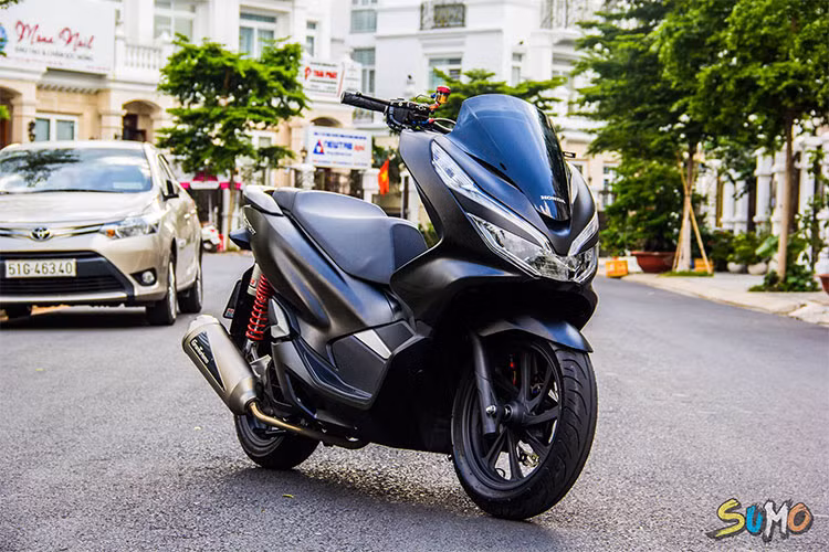 Thiết kế và tính năng của mẫu xe ga Honda PCX 2018 đã thay đổi khá nhiều so với trước, khiến dòng xe này bỗng trở nên hot lại sau nhiều năm. Và để tạo nên sự phá cách cho chiếc tay ga của mình, một tay độ xe ở Sài Gòn đã lột xác chiếc PCX độ theo một phong cách vô cùng ấn tượng.