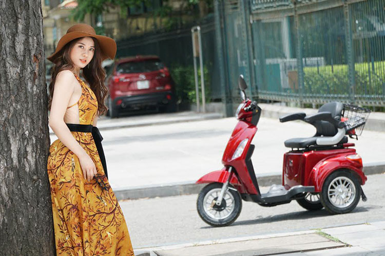 Mới đây, trên đường phố Hà Nội bất ngờ xuất hiện một chiếc xe máy điện 3 bánh có thiết kế khá độc đáo. Chiếc xe đi kèm ghế ngồi lạ lẫm xuất hiện cùng người đẹp Nguyễn Minh Phương trong bộ ảnh dạo phố cuối tuần.