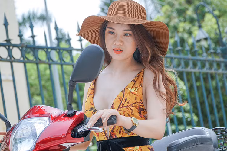 Bên cạnh đó, hệ truyền động độc đáo dưới gầm xe đến từ khối động cơ điện 1000w và phần thân xe lớn cũng giúp cho người lái, đặc biệt là phụ nữ hoặc người già có cảm giác tự tin dạo phố mà…không cần chống chân.