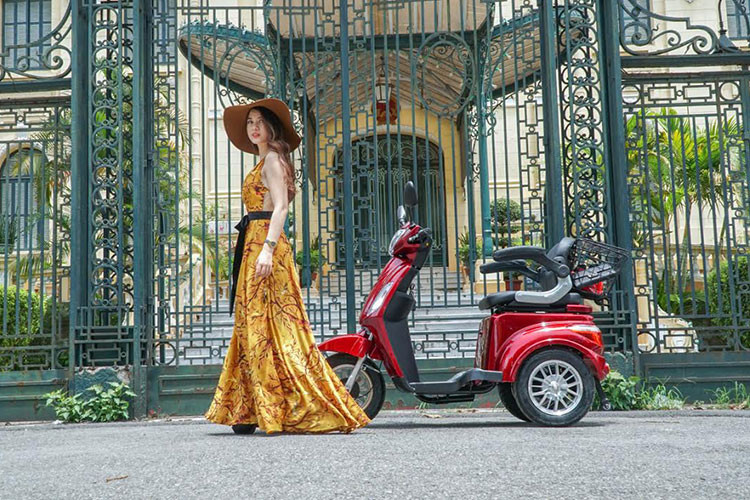 Nếu nhìn nó lăn bánh trên đường phố, chiếc Sakura SCR này khá giống với mẫu Honda SCR vốn từng xuất hiện ở Việt Nam trong những năm 2008, 2009, khác ở chỗ xe có thêm hai bánh phía sau và ghế ngồi lớn.