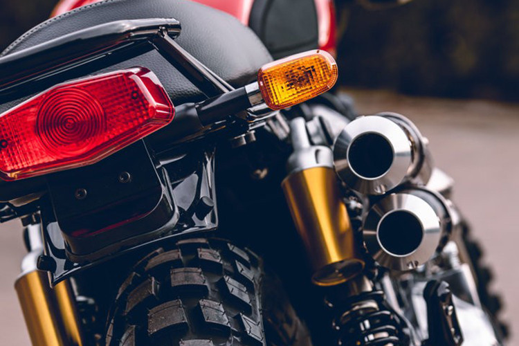 Tất cả các chi tiết được độ trên 10 chiếc Royal Enfield Scrambler 650 đều là những trang bị chính hãng đến từ Royal Enfield như cặp cao su chống trượt bình xăng, baga sau, gương độ, ốp lưới bảo vệ đèn pha...