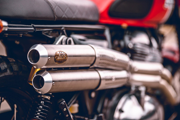 Ngoài ra, một số thay đổi khiến chiếc xe khác biệt và đậm chất hơn nằm ở chính cặp lốp gai thưa, pô vắt Zard nhẹ hơn 12kg so với pô nguyên bản, tay lái Scrambler cao to hơn.