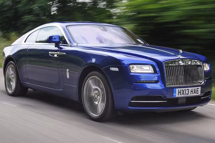 "Một chiếc fastback có tốc độ và không hề giống với bất kỳ chiếc xe nào khác trên thị trường. 'Dị' theo một cách rất độc đáo và rất dễ khiến người khác phải lòng." -Top Gear nhận xét về chiếc xe siêu sang Rolls-Royce Wraith.