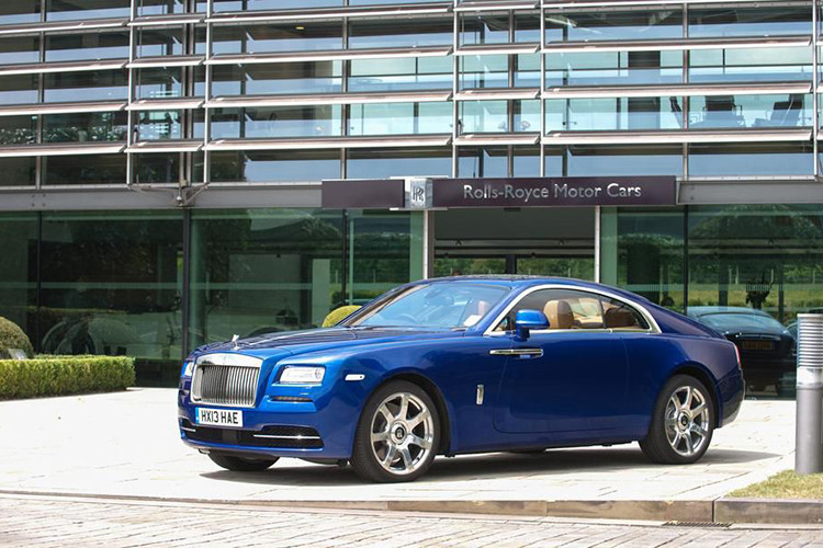 Với thiết kế như một chiếc Grand Touring hạng siêu sang, Rolls-Royce Wraith sở hữu động cơ V12 6.6L, sản sinh công suất cực đại 623 mã lực và mômen xoắn cực đại 800 Nm. Về trang bị, chiếc Rolls-Royce có gì thì Wraith cũng có, vì vậy có lẽ không cần phải nói quá nhiều về chiếc xe này.