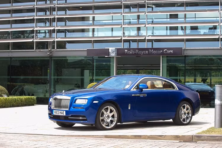 Với thiết kế như một chiếc Grand Touring hạng siêu sang, Rolls-Royce Wraith sở hữu động cơ V12 6.6L, sản sinh công suất cực đại 623 mã lực và mômen xoắn cực đại 800 Nm. Về trang bị, chiếc Rolls-Royce có gì thì Wraith cũng có, vì vậy có lẽ không cần phải nói quá nhiều về chiếc xe này.
