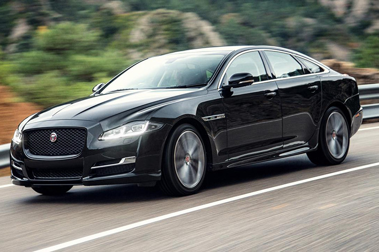 Đứng thứ 10 trong danh sách xe sang năm 2018 của Top Gear là mẫu sedan Jaguar XJ. XJ là "Chiếc limo to lớn và thân thiện. Dù vậy vẫn có vẻ mảnh dẻ đủ để khiến các chính trị gia thật ngầu khi ngồi lên xe."