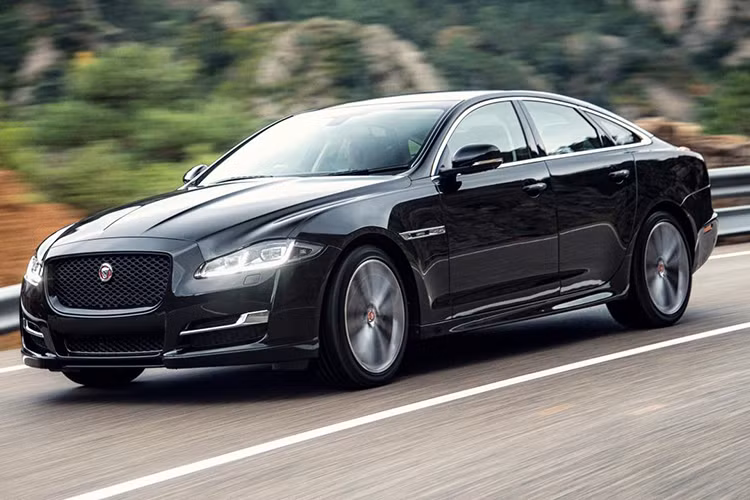 Đứng thứ 10 trong danh sách xe sang năm 2018 của Top Gear là mẫu sedan Jaguar XJ. XJ là "Chiếc limo to lớn và thân thiện. Dù vậy vẫn có vẻ mảnh dẻ đủ để khiến các chính trị gia thật ngầu khi ngồi lên xe."