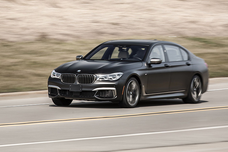 Ngay sau Audi A8 là đối thủ BMW 7 Series, một mẫu sedan hạng sao khác. Được đánh giá là "trang bị công nghệ đầy đủ và hoàn thiện cực tốt, nhưng S-Class vẫn 'ngon' hơn", BMW 7 Series dường như cũng giống với A8, vẫn thiếu chút gì đó để có thể vượt qua các đối thủ để vươn lên vị trí dẫn đầu phân khúc.