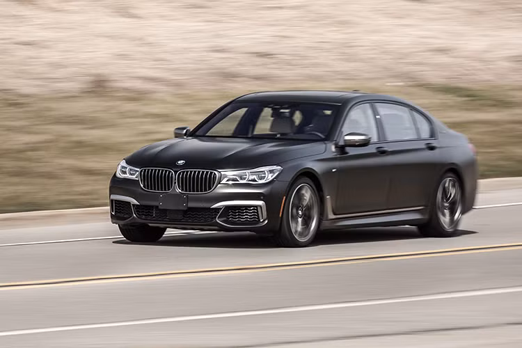 Ngay sau Audi A8 là đối thủ BMW 7 Series, một mẫu sedan hạng sao khác. Được đánh giá là "trang bị công nghệ đầy đủ và hoàn thiện cực tốt, nhưng S-Class vẫn 'ngon' hơn", BMW 7 Series dường như cũng giống với A8, vẫn thiếu chút gì đó để có thể vượt qua các đối thủ để vươn lên vị trí dẫn đầu phân khúc.